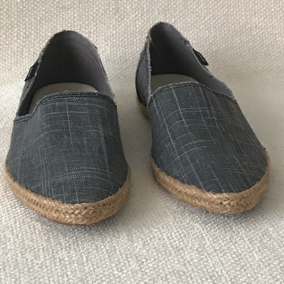 sanuk pointed toe shoes